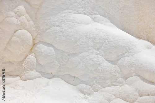 Cuadro en lienzo Details of white carbonate mineral rocks made by water flow at Pamukkale near ar