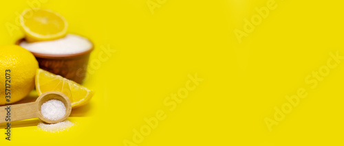 Fotografía Citric acid on a yellow background. Selective focus.