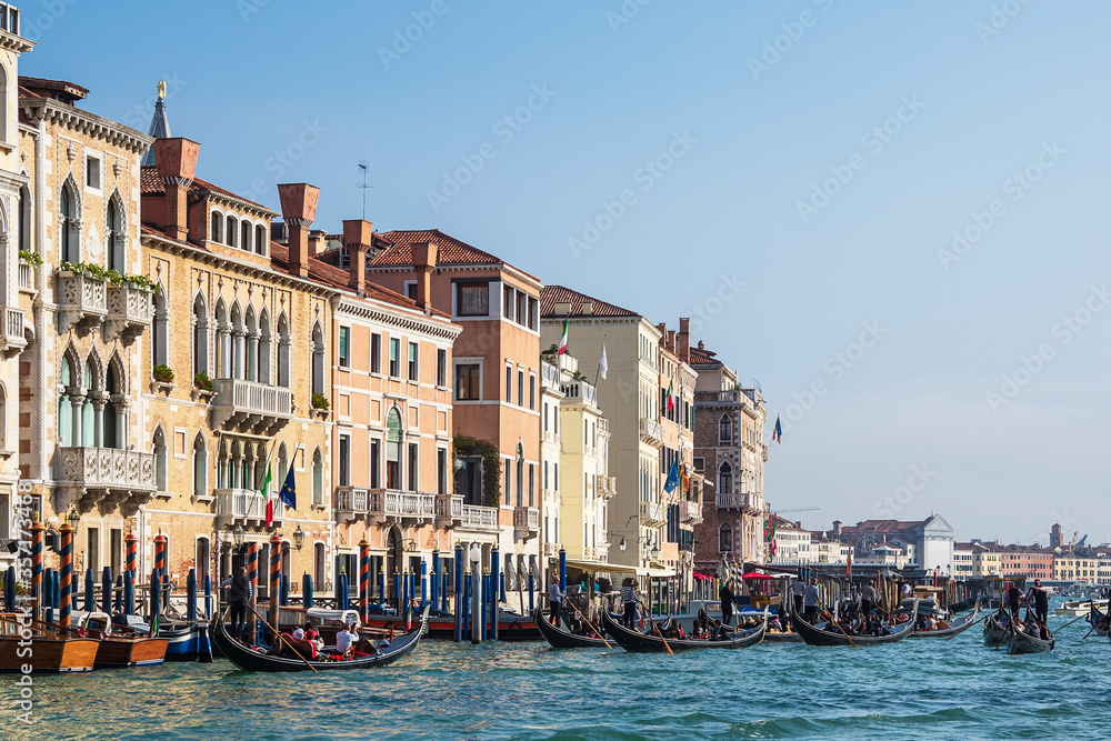 Blick auf den Canal Grande mit Gondeln in Venedig, Italien