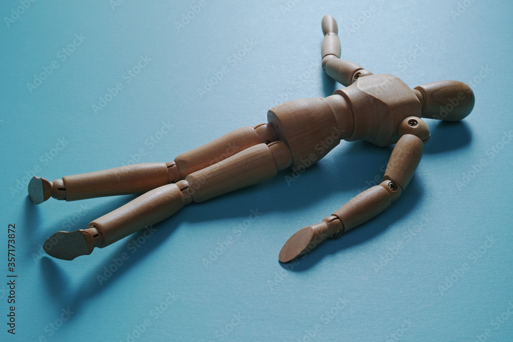 うつ伏せに倒れたモデル人形【青背景】