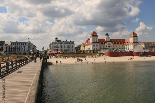 Ostseebad Binz auf Rügen; Blick von der Seebrücke auf Strand und Ort