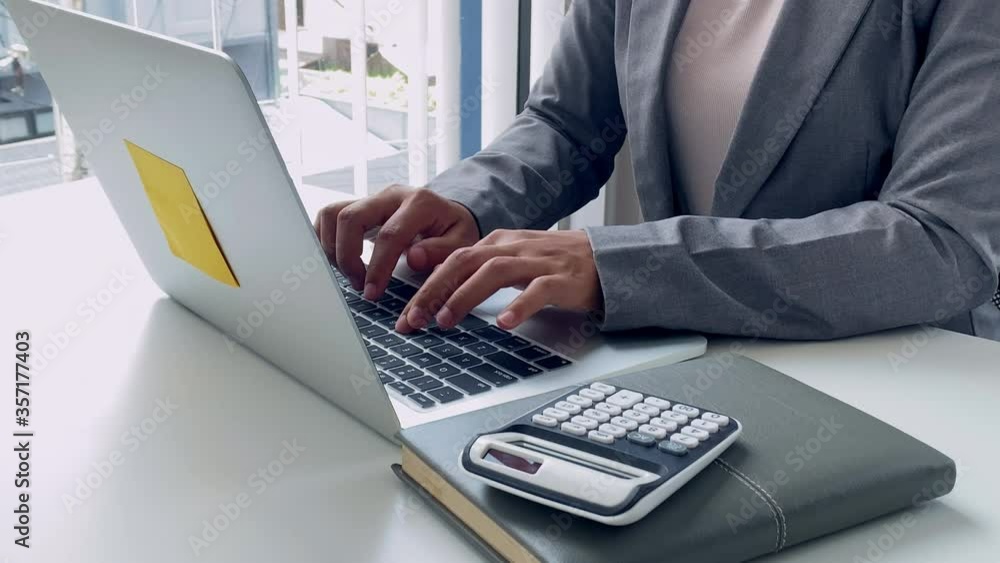 finger is pressing the keyboard, Business women use laptops computer to work in financial accounting technology internet online In the office at home, 4k footage, close up view.
finger is pressing the keyboard, Business women use laptops computer to work in financial accounting technology internet online In the office at home, 4k footage, close up view.