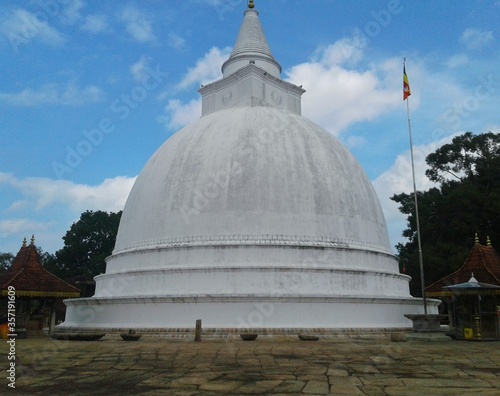 Fotografie Seruwawila Mangala Raja Maha Vihara  stupa in trincomalee