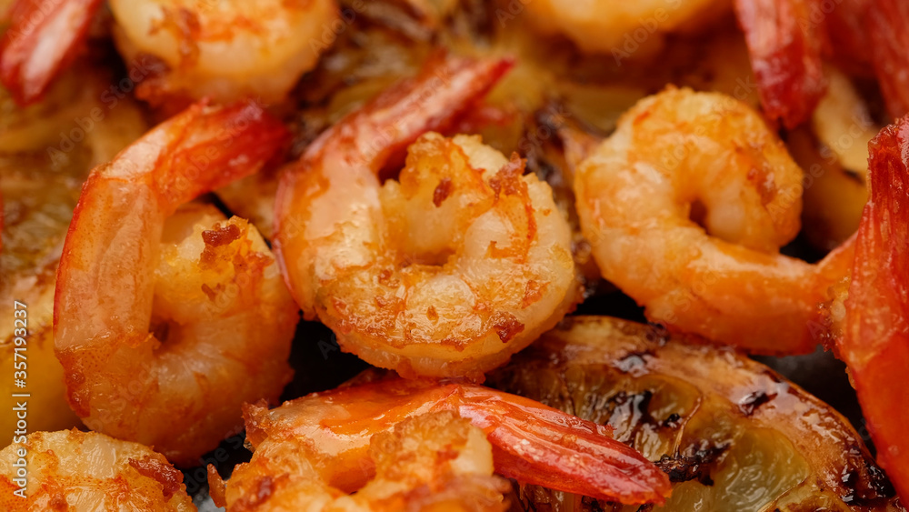 fried shrimps with lemon top view macro fried shrimps with lemon top view macro