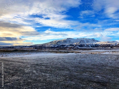 Fototapeta Naklejka Na Ścianę i Meble -  アイスランドの雪山が壮大な美しい風景
