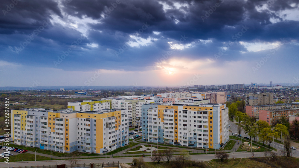Obraz premium Sunsets over the city