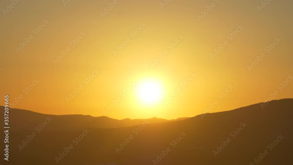 遠い山並みに沈む夕日 遠い山並みに沈む夕日