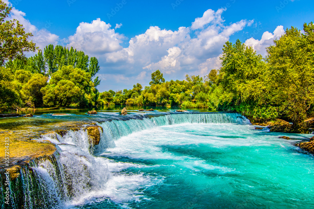 Fototapeta premium Wodospad Manavgat w Turcji. Jest to bardzo popularna atrakcja turystyczna.