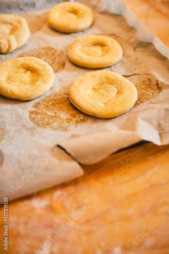 Obraz na płótnie raw cookies bases on white baking paper ready for baking in the oven. w salonie