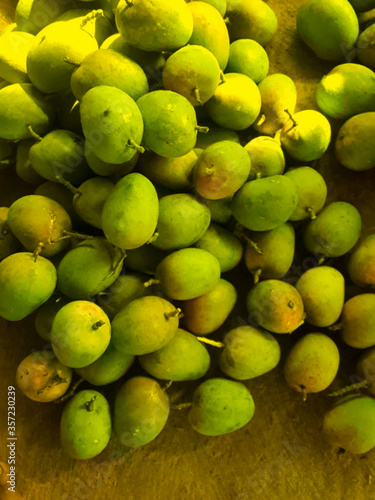 Canvas Print Fresh Colorful Mangoes at Outdoor Fruit Market stock photos