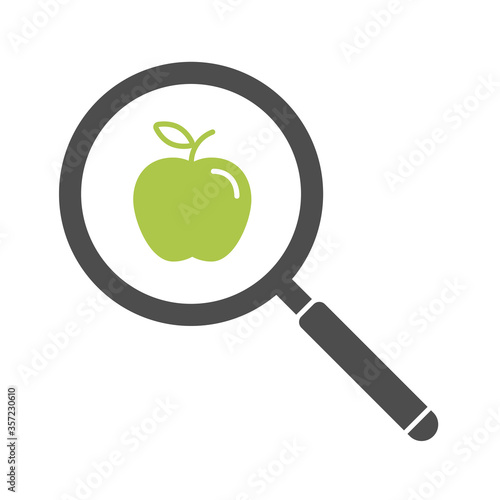 Lupe mit grünem Apfel - Fokus auf Gesundheit und Ernährung