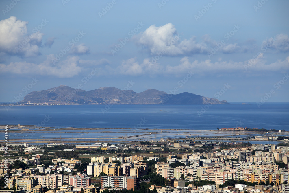 Veduta dall’alto dell’isola di Favignana e della città di Trapani