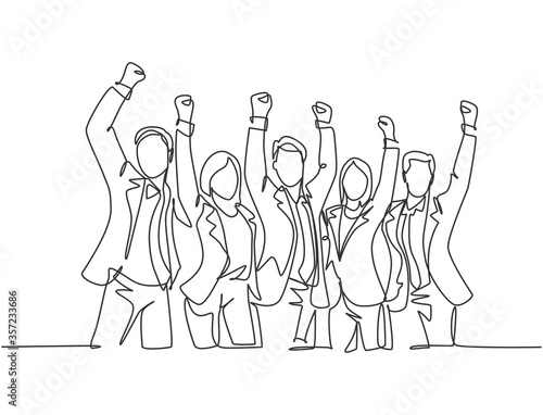One single line drawing of group of male manager and female manager celebrating their success achieve the business target. Team work goal concept continuous line draw design vector illustration