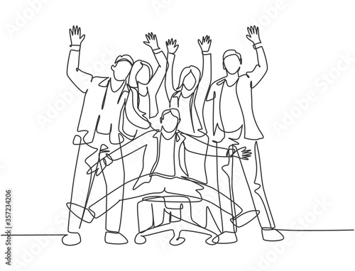 One single line drawing of group of male manager and female manager celebrating their success achieve business target. Team work goal concept continuous line draw design graphic vector illustration
