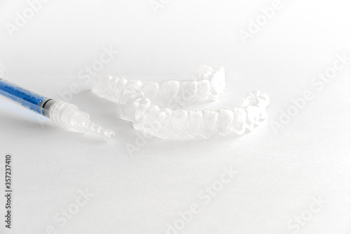 Fotografi Teeth tray for dental whitening opalescence and bleaching gel syringe on white b