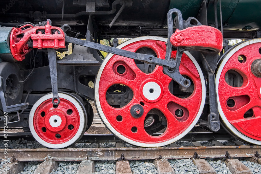 Fototapeta premium Old steam locomotive wheels