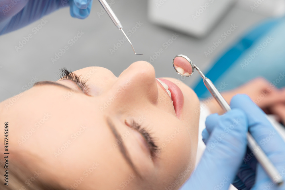 Naklejka premium Woman having teeth examined at dentists