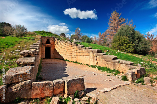 Fotografía The entrance of the  Treasury of Atreus (also known as the Tholos tomb of Atreus or Tholos tomb of Agamemnon), ancient Mycenae, Argolida, Peloponnese, Greece