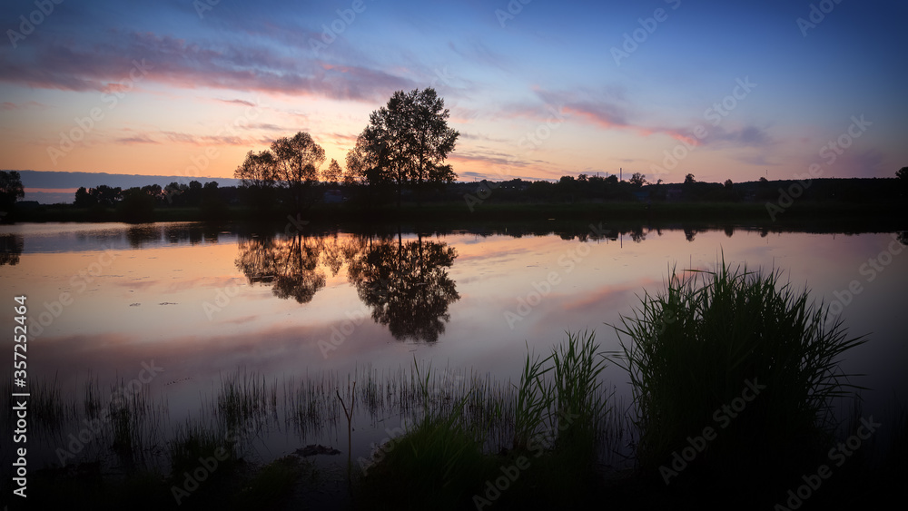 утренний пейзаж с деревьями на берегу реки, Россия, Урал
