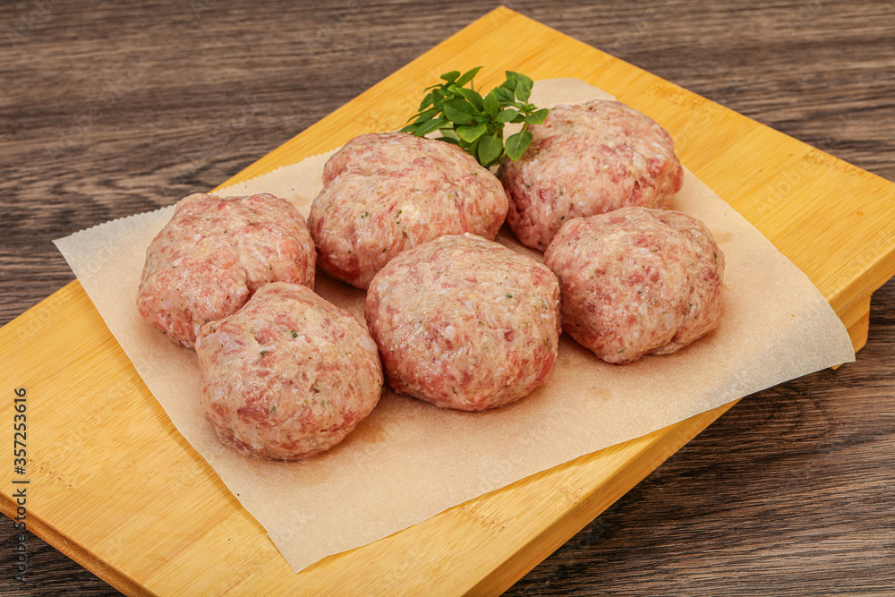 Raw turkey meatball for cooking