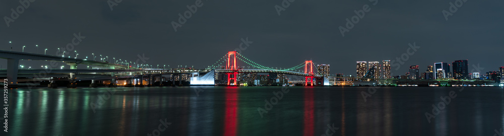 東京アラート発令中のレインボーブリッジ夜景（パノラマ）