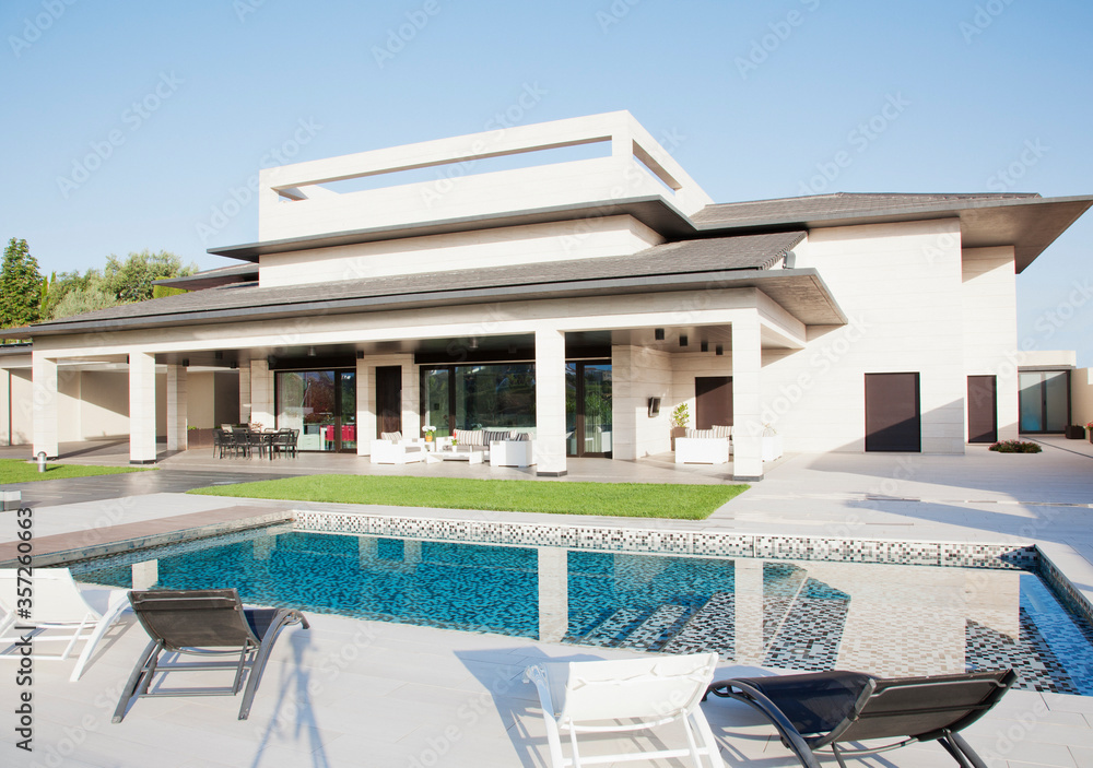 Fototapeta premium Luxury swimming pool and house