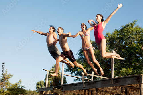 Obraz na płótnie Friends jumping off dock