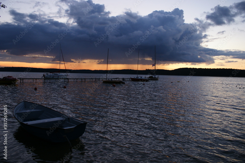 Zachód słońca nad jeziorem Plusznym