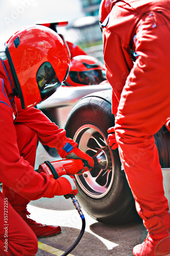 Obraz na płótnie Racing team working at pit stop