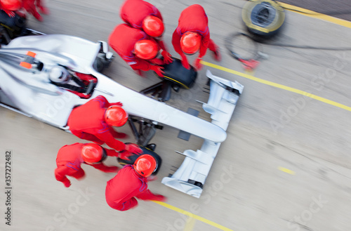 Obraz na płótnie Racing team working at pit stop