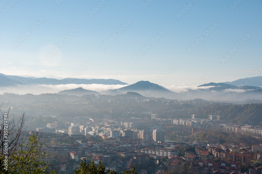 San Sebastián visto desde la altura en un amanecer con niebla. Pais vasco