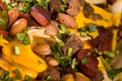 Nachos con queso y frijoles a la mexicana