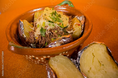 Obraz na płótnie Papa asada con carne, queso y verduras w salonie