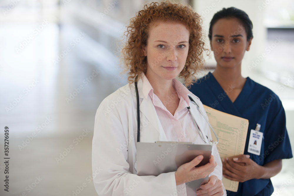 Obraz premium Doctor and nurse standing in hallway