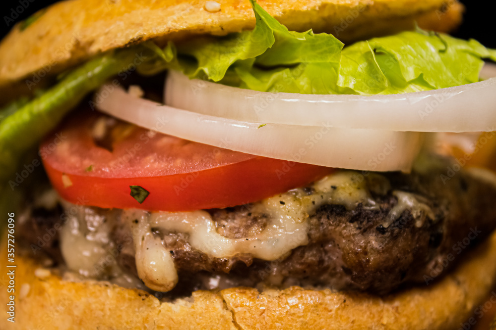 Hamburguesa con queso y verduras close up