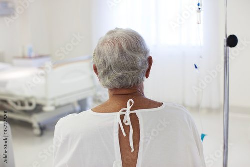 Fotografia Older patient wearing gown in hospital room