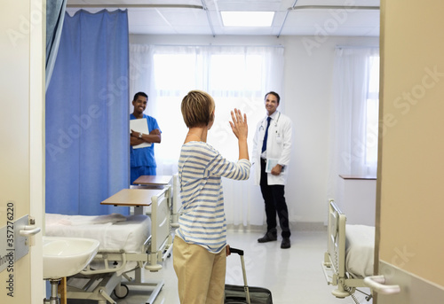 Slika na platnu Patient waving to doctor in hospital room