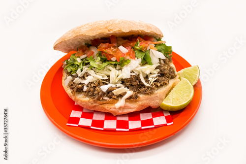 Obraz na płótnie Tacos y tortas de barbacoa sobre mantel de cuadros rojos y fondo blanco w salonie