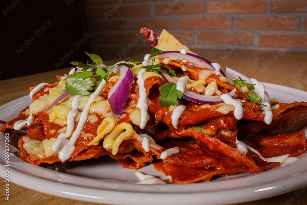 Chilaquiles con frijoles y verdura.