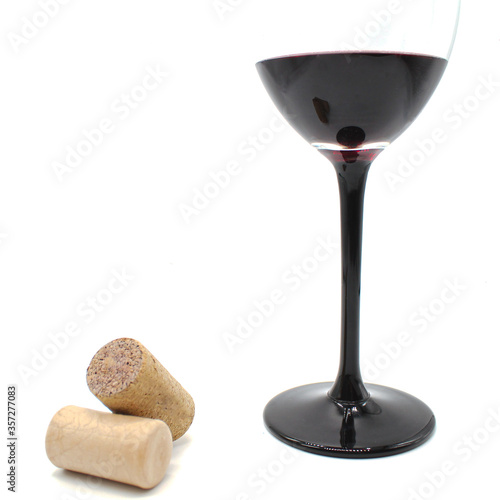 Obraz na płótnie Copa de vino tinto con corcho en fondo blanco w salonie