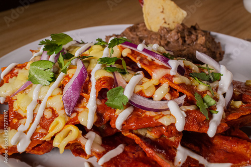 Chilaquiles con frijoles y verdura.