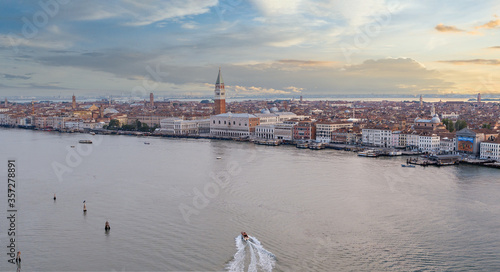 Bild auf Leinwand Alba a Venezia in bacino di Bacino San Marco, ripresa con drone