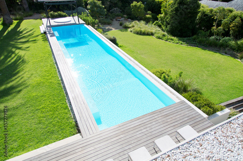 Foto Sun shining on luxury lap pool