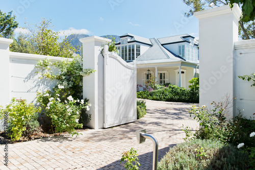 Bild auf Leinwand Driveway with open gate to luxury house