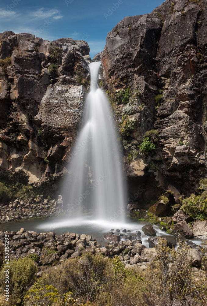 Fototapeta premium Widok na wodospad Taranaki w parku narodowym Tongariro w Nowej Zelandii.