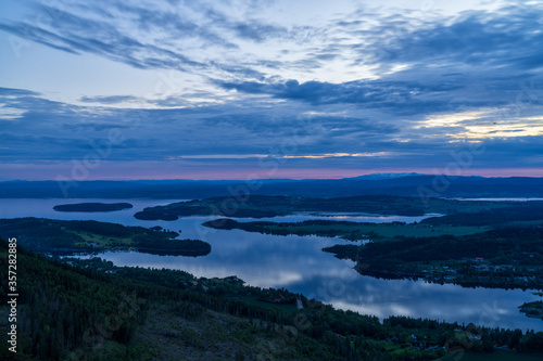 Zach  d s  o  ca nad Tyrifjorden zwanego Jezioro Tyri z punktu widokowego Kongens utsikt  kr  lewski widok  