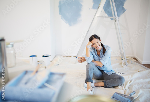 Foto Portrait of woman surrounded by paint supplies