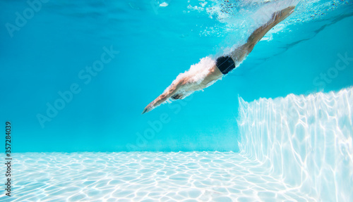 Fotografiet Man diving into swimming pool