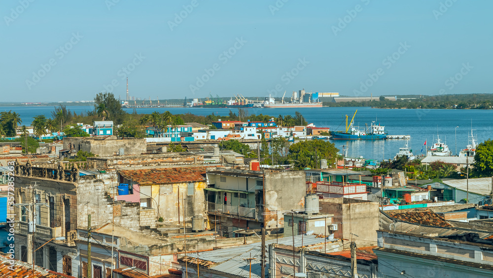 Panorámica de la ciudad de Cienfuegos y su puerto
