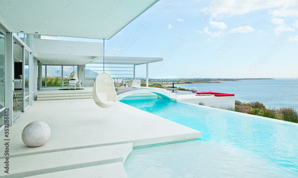 Obraz premium Swimming pool and modern house